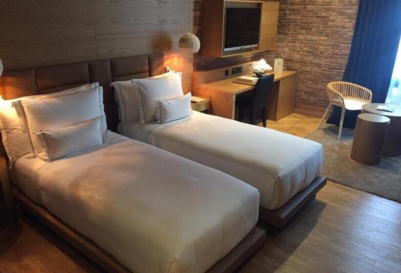 Полулюкс, Monument