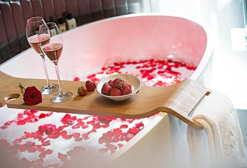 Люкс Вид на Город, Monument