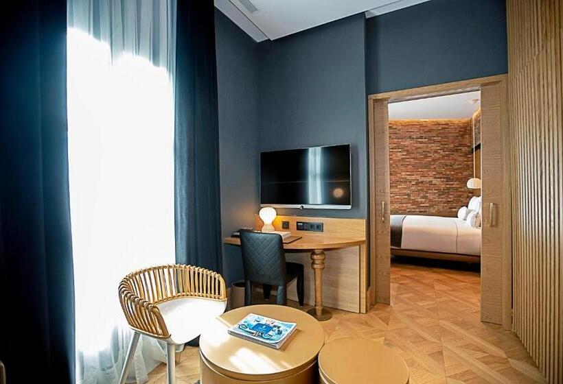 Люкс Вид на Город, Monument