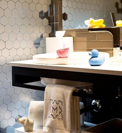 Семейный Номер, Monument