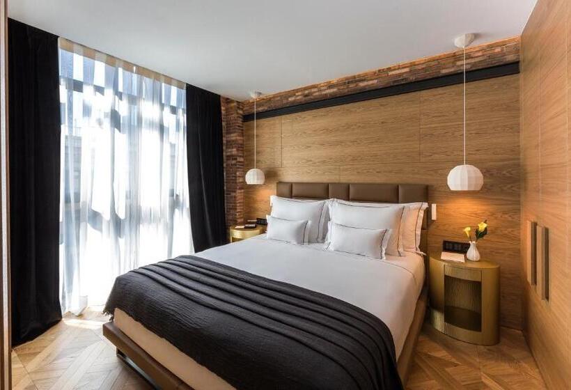 Семейный Номер, Monument