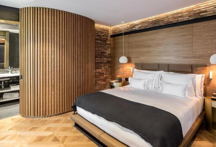 Family Suite, Monument