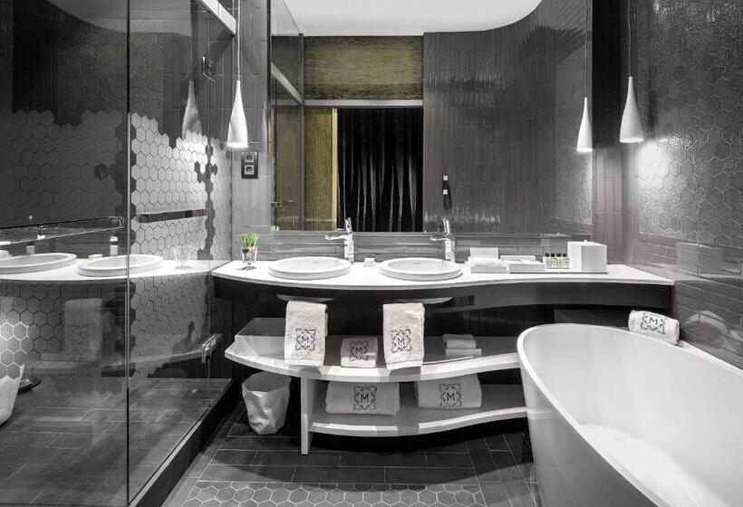 Полулюкс, Monument