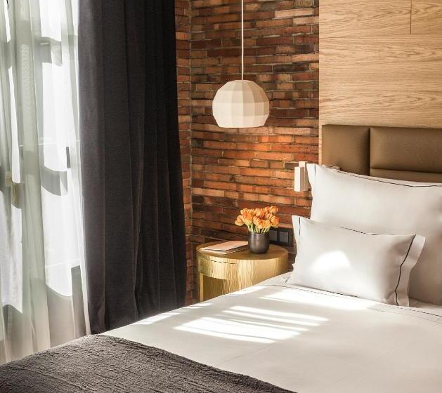 Полулюкс, Monument