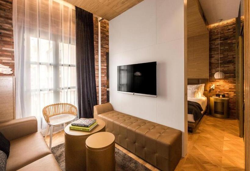 Полулюкс, Monument