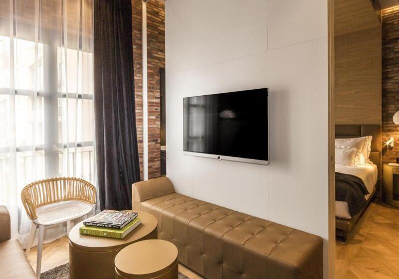 Полулюкс, Monument