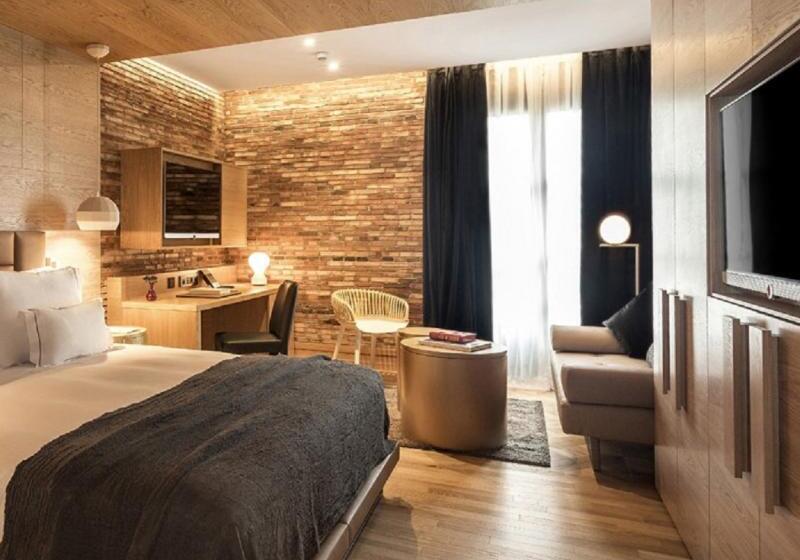 Полулюкс, Monument