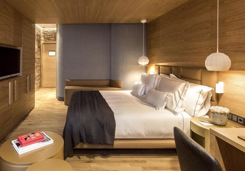 Полулюкс, Monument