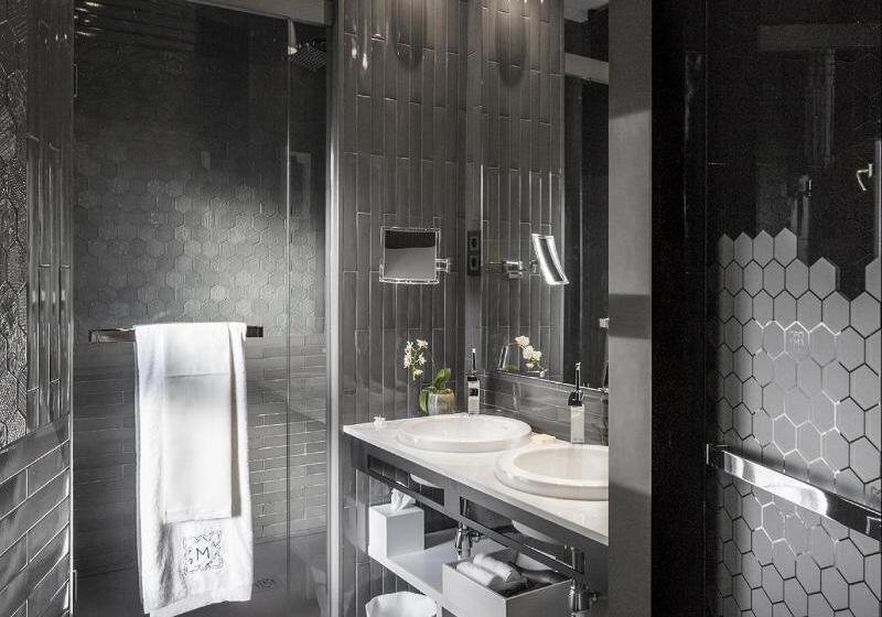 Номер Deluxe, Monument