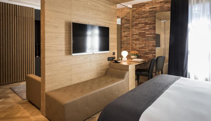 Полулюкс, Monument