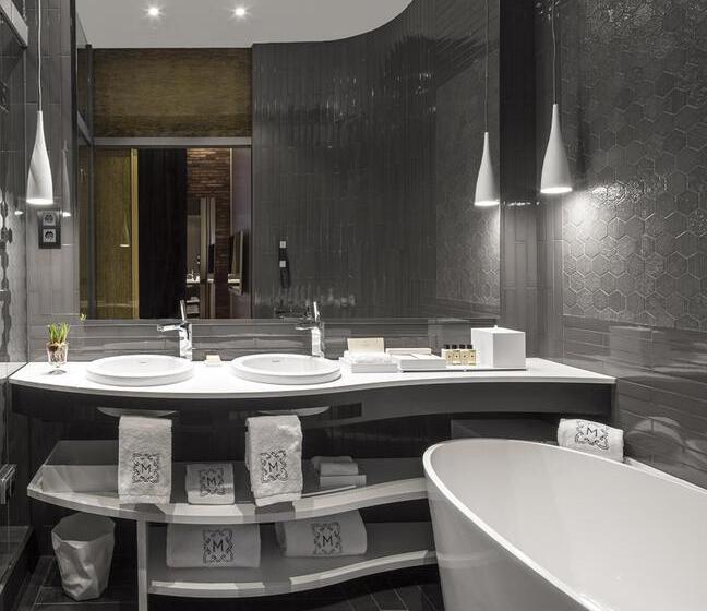 Полулюкс, Monument