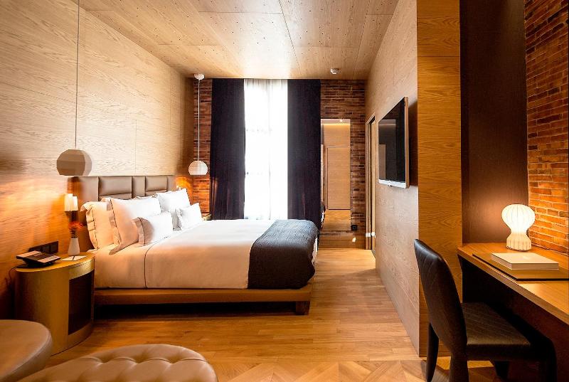 Номер Deluxe, Monument