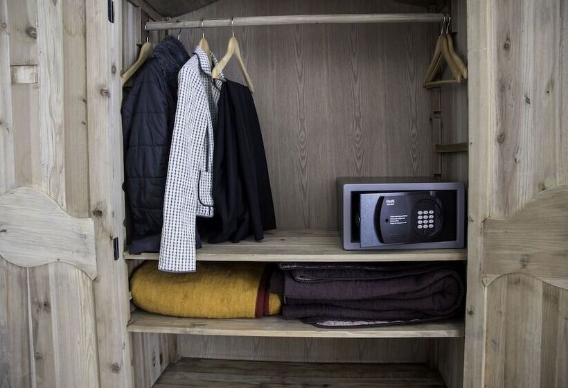 جناح جونيور, Sa Voga Hotel & Spa