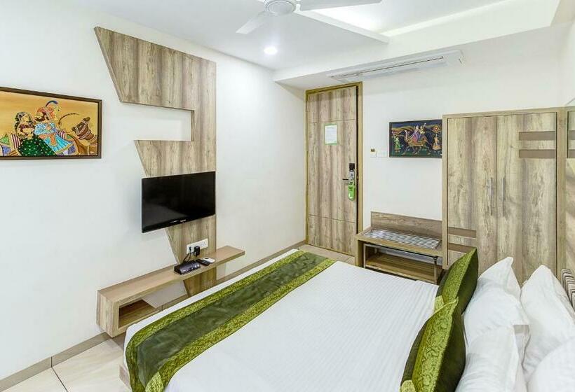 Номер Deluxe, Treebo Daksh Residency