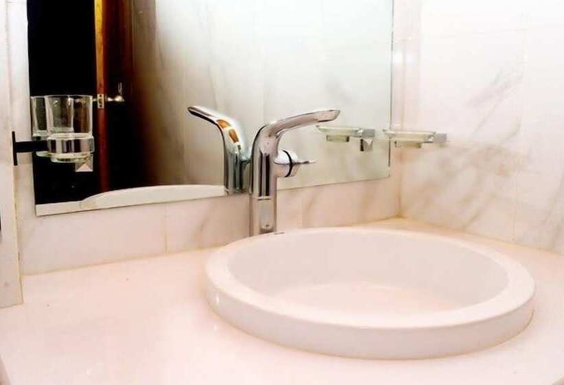 חדר דלוקס לשלושה, Silver Dew