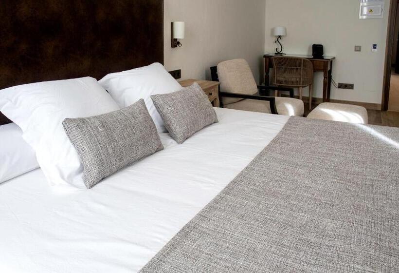 جناح جونيور, Sa Voga Hotel & Spa