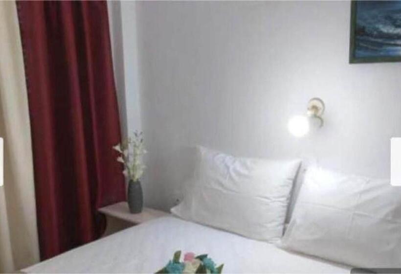 غرفة قياسية, Dimitris Studios