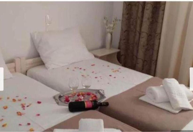 غرفة قياسية, Dimitris Studios