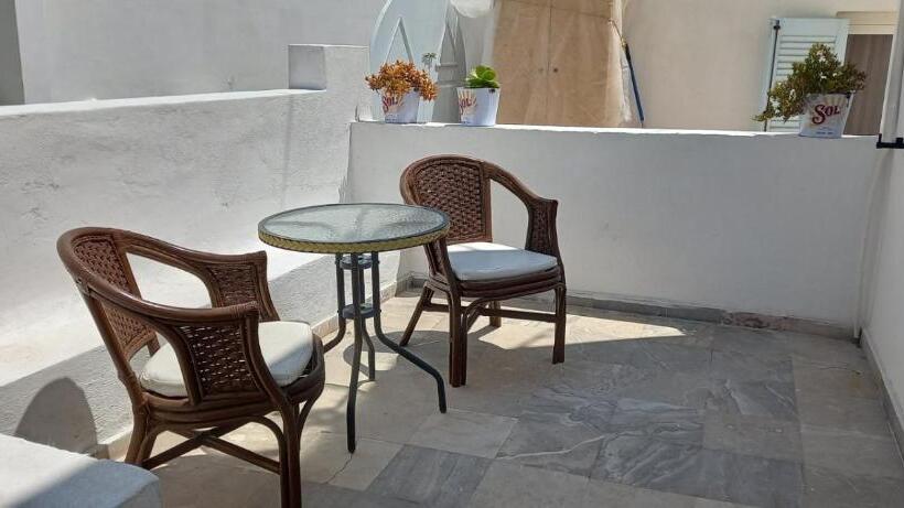 غرفة عائلية, Dimitris Studios