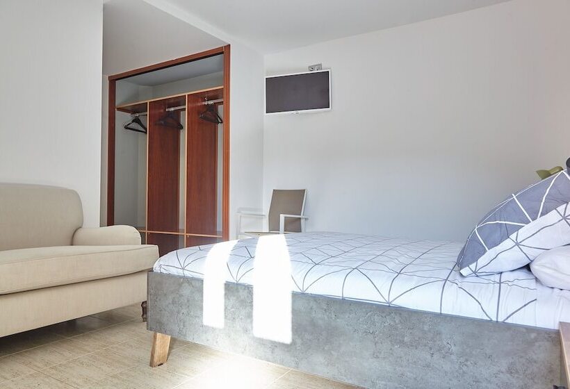 Трехместный Номер Стандарт Вид на Сад, Hostal Fontañan