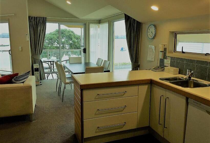 2 Bedrooms Suite Sea View, Bucklands Beach Waterfront Motel