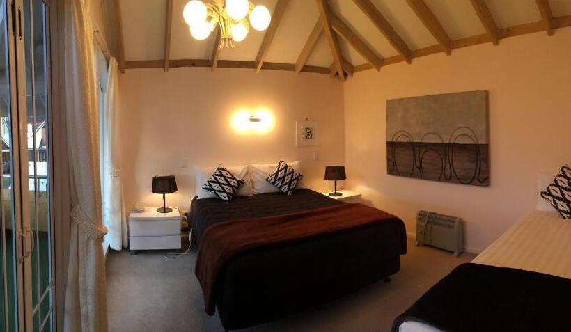 1 Bedroom Premium Apartment Sea View, Bucklands Beach Waterfront Motel