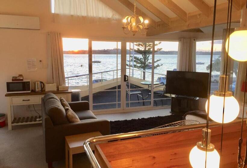 1 Bedroom Premium Apartment Sea View, Bucklands Beach Waterfront Motel
