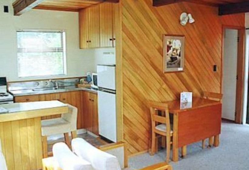 1 Bedroom Chalet, Bucklands Beach Waterfront Motel