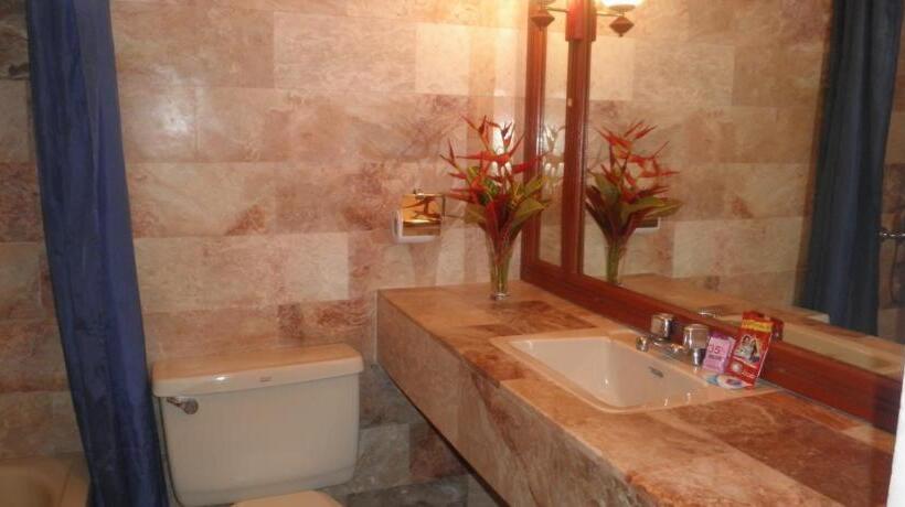 اتاق لوکس خانوادگی, Blue Crystal Beach Resort