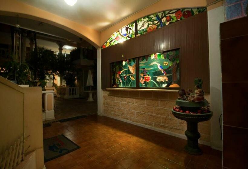 غرفة قياسية, Francis Arlene Adults Only