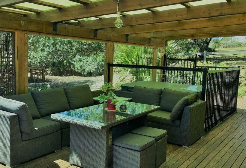 キャビン, Sutton Spring Art Retreats