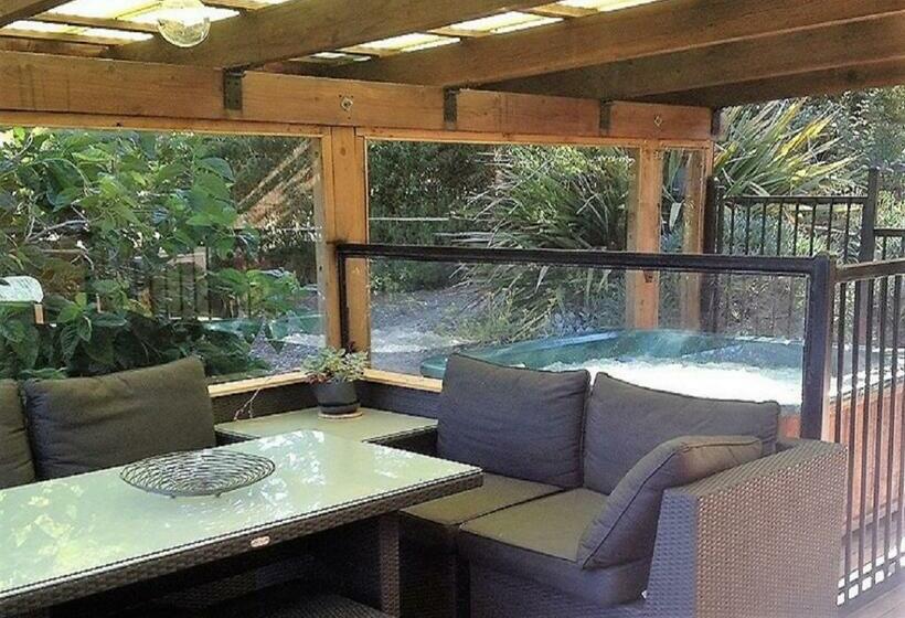 キャビン, Sutton Spring Art Retreats