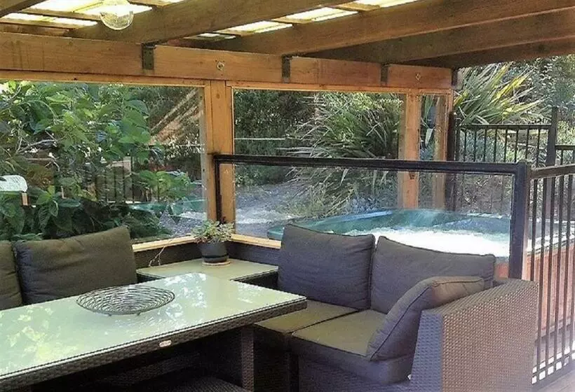 キャビン, Sutton Spring Art Retreats