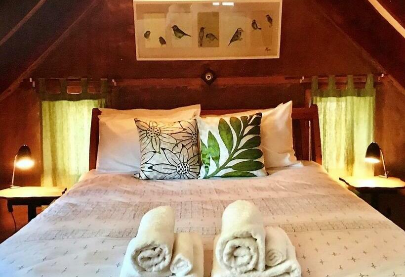 キャビン, Sutton Spring Art Retreats