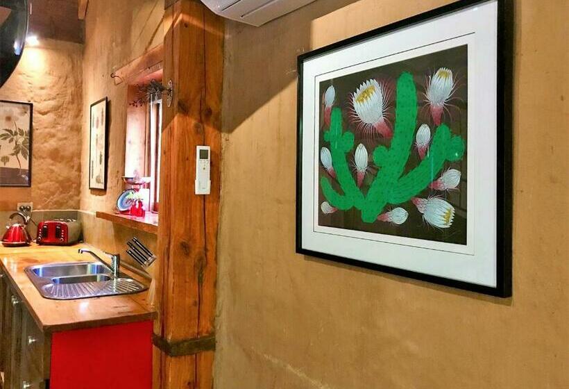 キャビン, Sutton Spring Art Retreats