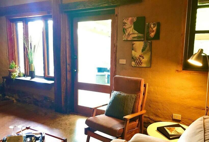 キャビン, Sutton Spring Art Retreats