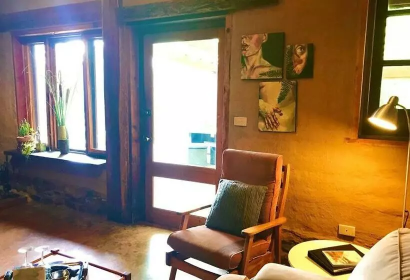 キャビン, Sutton Spring Art Retreats