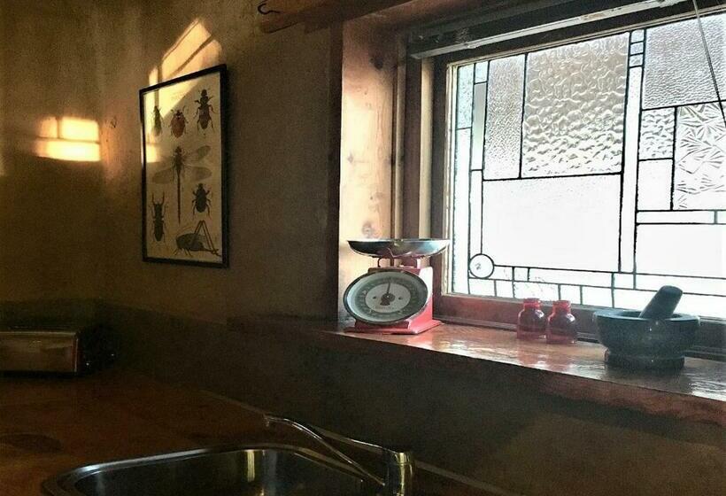 キャビン, Sutton Spring Art Retreats