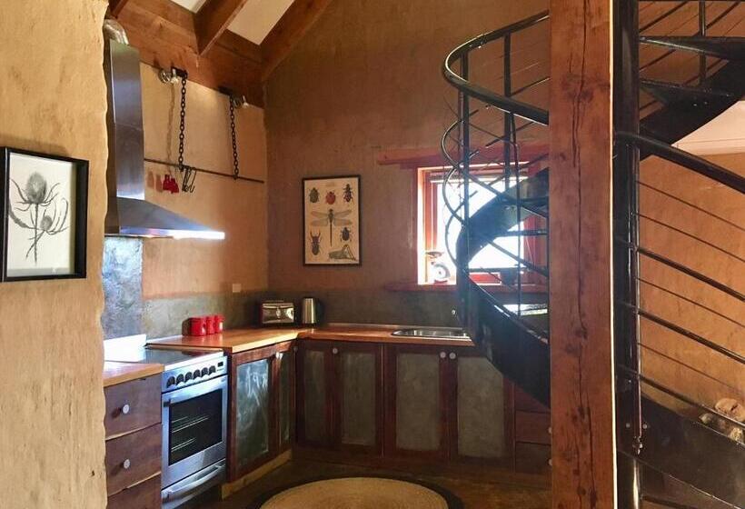 キャビン, Sutton Spring Art Retreats