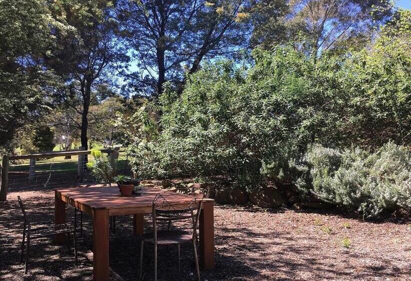 キャビン, Sutton Spring Art Retreats