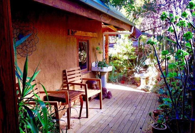 キャビン, Sutton Spring Art Retreats