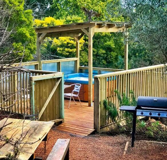 キャビン, Sutton Spring Art Retreats