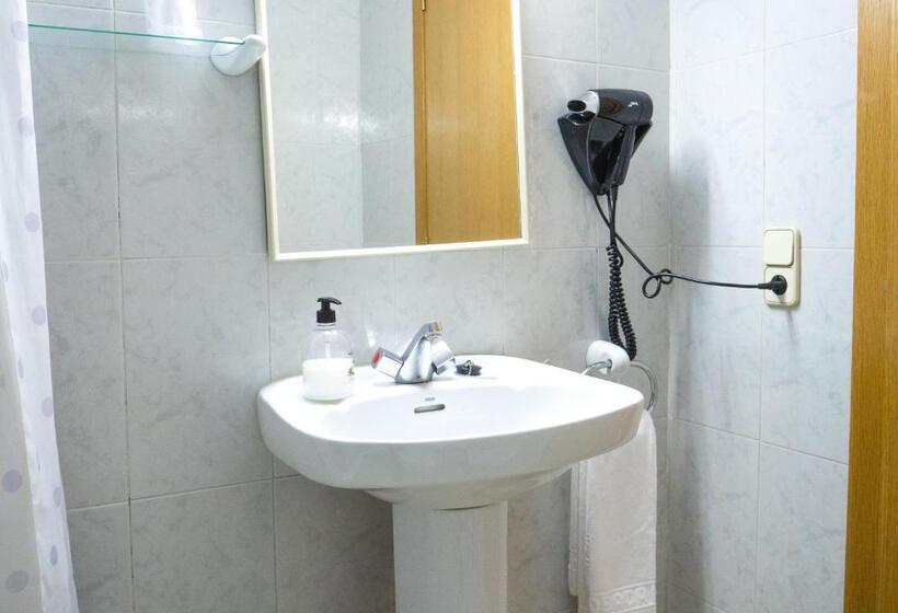 غرفة قياسية ثلاثية, La Trobada Hotel Sport