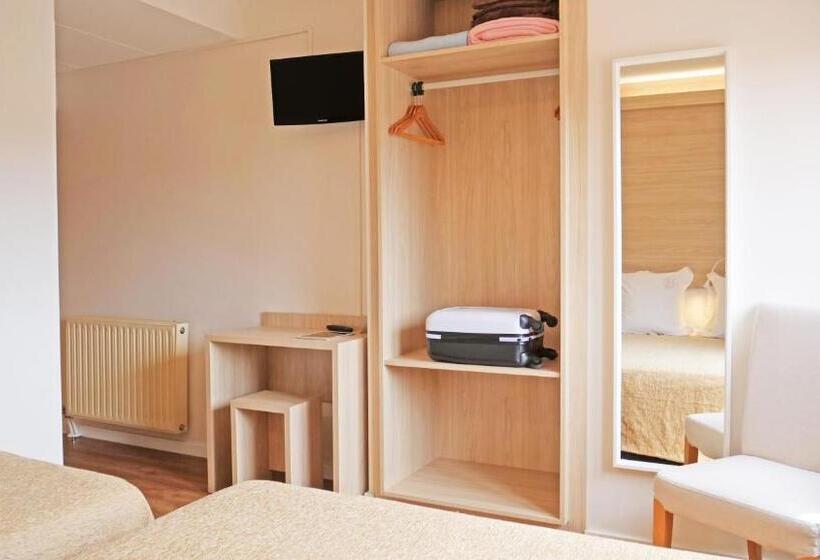 غرفة قياسية ثلاثية, La Trobada Hotel Sport