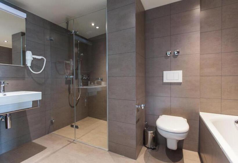 جناح جونيور, Plaza Hotel Winterthur