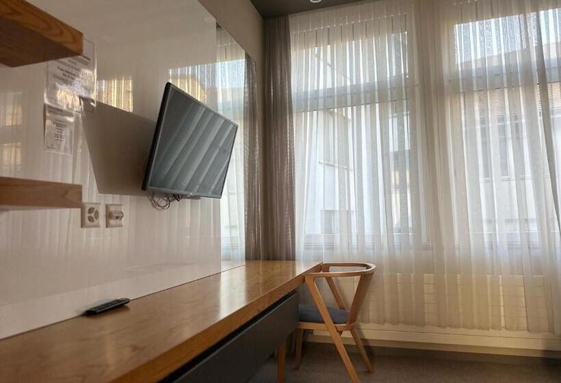 جناح جونيور, Plaza Hotel Winterthur