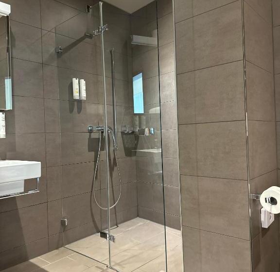 جناح جونيور, Plaza Hotel Winterthur