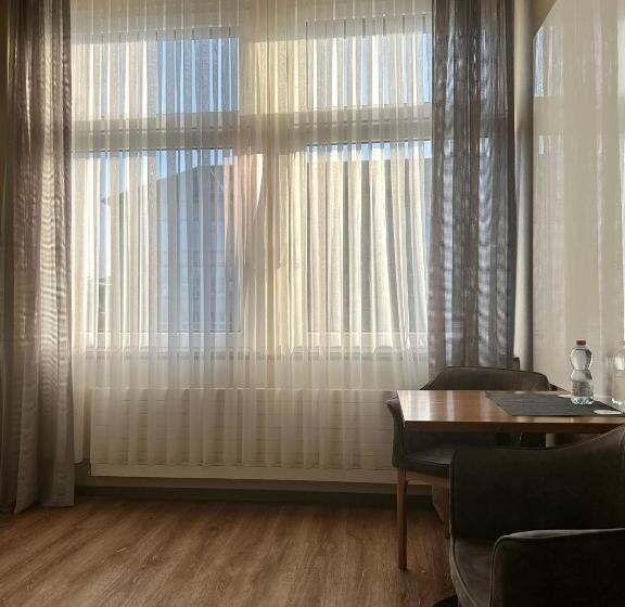 جناح جونيور, Plaza Hotel Winterthur