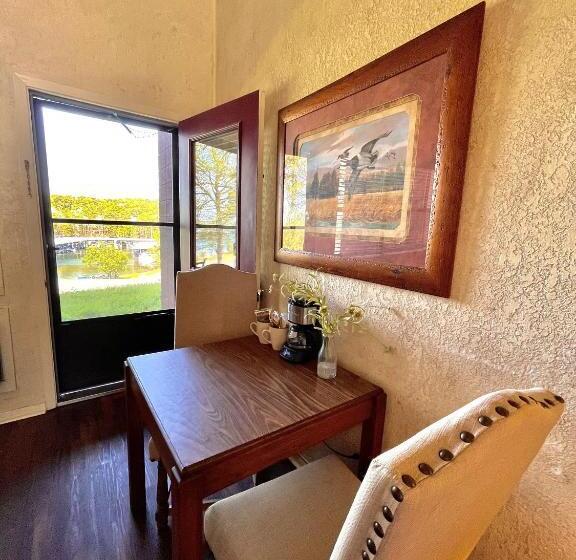 غرفة عائلية, Mountain Harbor Queen Guest Room On Lake Ouachita By Redawning