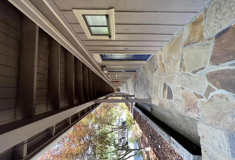 패밀리 룸, Mountain Harbor Queen Guest Room On Lake Ouachita By Redawning